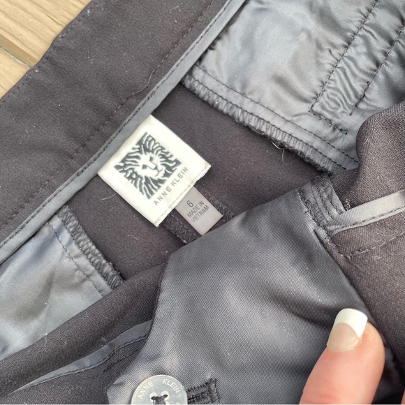 Compression NWT Flare Leg Ponte Pants
ANNE KLEIN - Picture 11 of 12